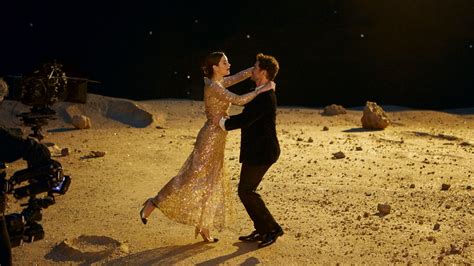 Marion Cotillard danse sur la lune dans la nouvelle 